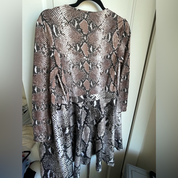 Diane Von Furstenberg Snake Print Wrap Dress with Pockets - Picture 5 of 11